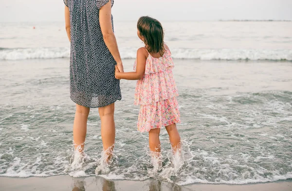 Moeder Dochter Genieten Samen Bij Zonsondergang Het Strand — Stockfoto