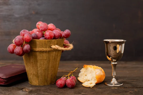 Κύπελλο Κρασί Ψωμί Σταφύλια Και Βίβλο Στο Τραπέζι Wodd — Φωτογραφία Αρχείου