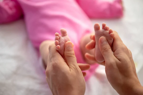 Mutter Oder Arzt Massieren Den Fuß Des Kleinen Babys — Stockfoto