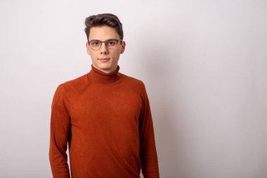 Stüdyoda güzel bir yetişkin var.