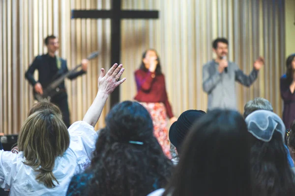 La congregación cristiana adora a Dios juntos —  Fotos de Stock