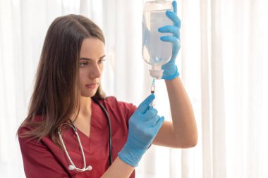 Genç doktor iğneyi hazırlıyor.