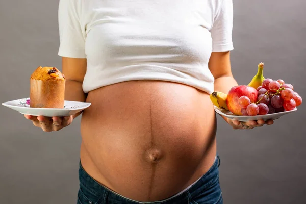 Kobieta Ciąży Wybór Zdrowej Żywności — Zdjęcie stockowe