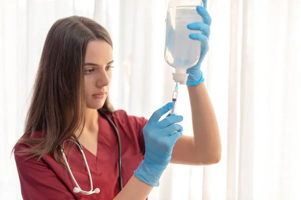 Médico Joven Que Prepara Inyección —  Fotos de Stock