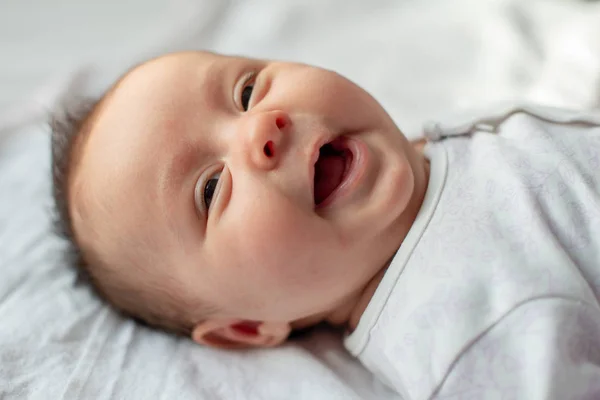 Porträt Eines Kleinen Neugeborenen Mädchens — Stockfoto