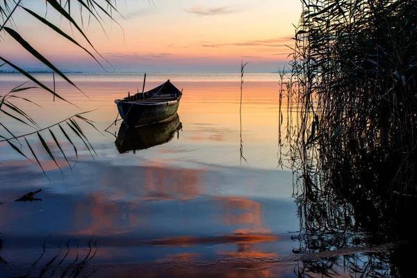 Красивое Озеро Закате Лодка — стоковое фото