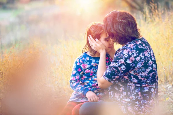 Familia Feliz Madre Embarazada Hija Pequeña Abrazándose Besándose Atardecer Otoño —  Fotos de Stock