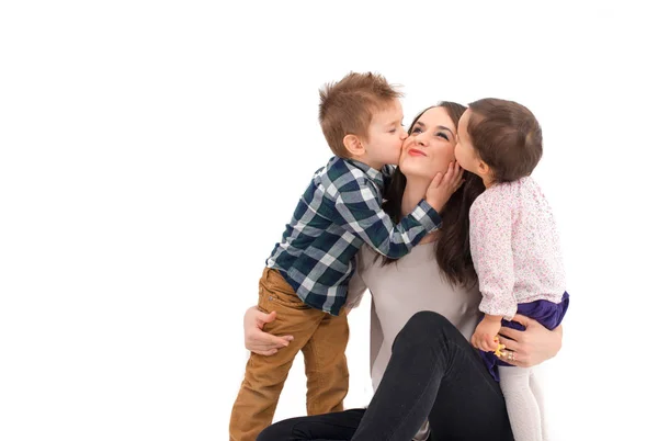 Ragazzina e ragazzo baciare la loro madre — Foto Stock