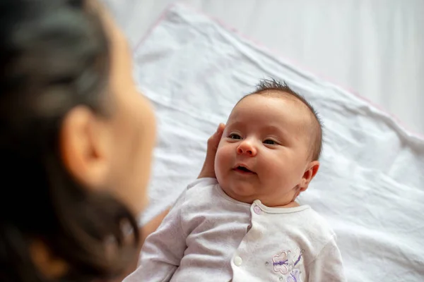 Visão Superior Bebê Recém Nascido Nos Braços Das Mães — Fotografia de Stock