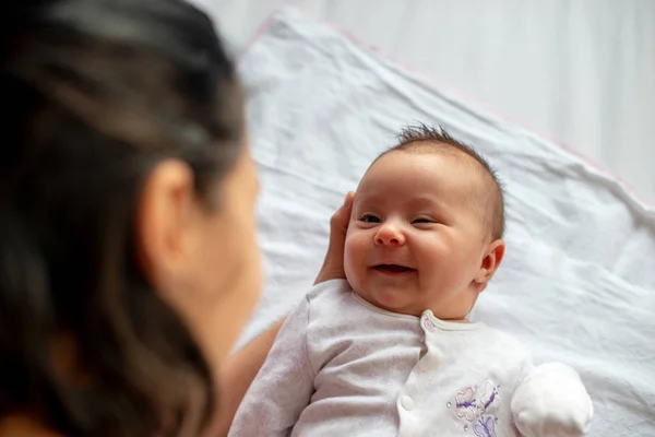 Visão Superior Bebê Recém Nascido Nos Braços Das Mães — Fotografia de Stock