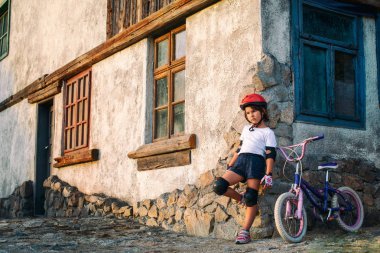 Bisiklet sürdükten sonra dinlenen küçük kız