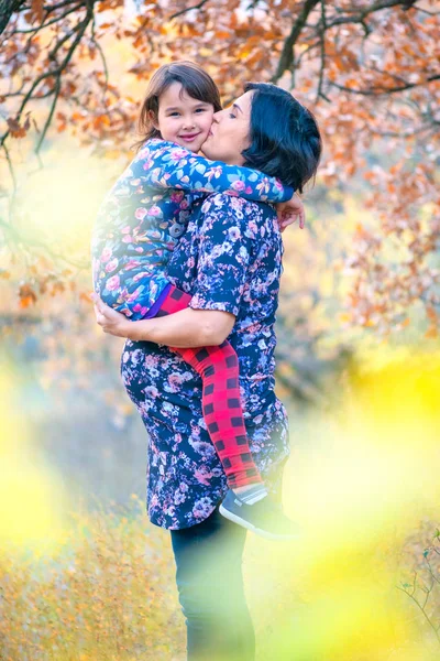 Una Famiglia Felice Mamma Incinta Figlioletta Che Abbracciano Baciano Tramonto — Foto Stock