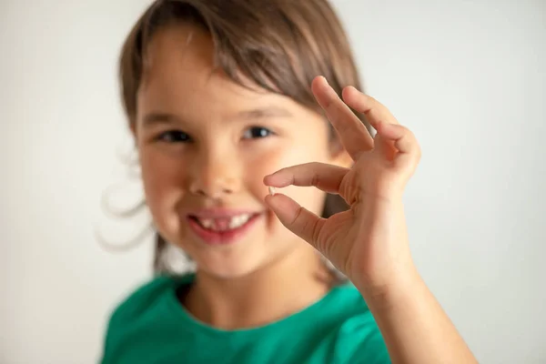 Menina Com Dente Nas Mãos Sobre Fundo Branco Isolado Feliz — Fotografia de Stock