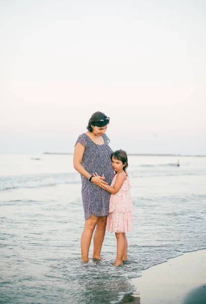 Gravid Mor Och Dotter Njuta Tillsammans Vid Solnedgången Stranden — Stockfoto