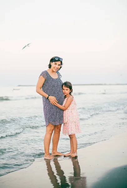 Mãe Filha Grávidas Desfrutam Juntas Sunet Praia — Fotografia de Stock