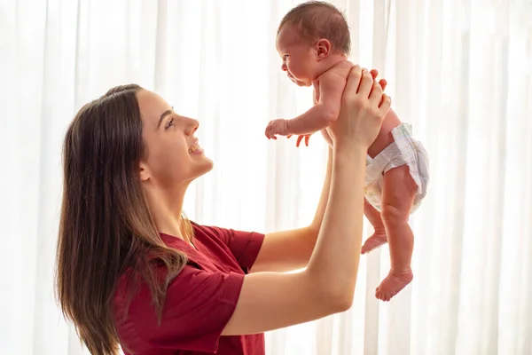 Kinderarzt Hält Ein Wunderschönes Neugeborenes Mädchen — Stockfoto