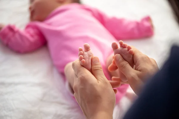 Mutter Oder Arzt Massieren Den Fuß Des Kleinen Babys — Stockfoto