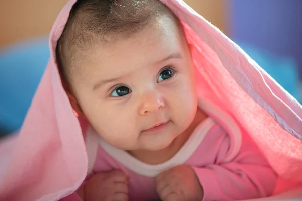 Lindo Bebé Tres Meses Edad Niña Una Cama Sobre Vientre —  Fotos de Stock