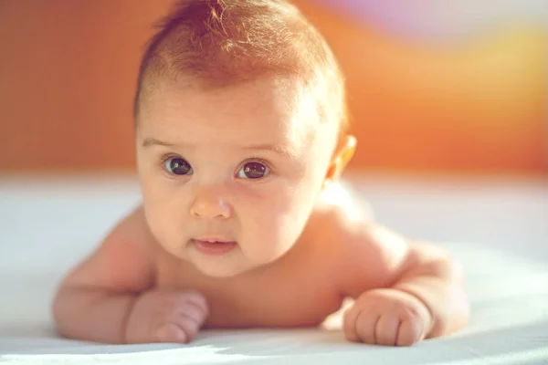 Lindo Bebé Tres Meses Edad Niña Una Cama Sobre Vientre —  Fotos de Stock