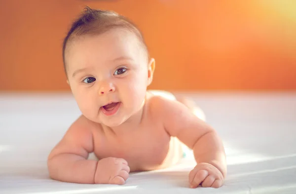 Carino Tre Mesi Neonata Letto Sulla Pancia Con Testa Verso — Foto Stock