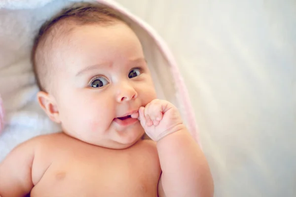 口の中で指を持っている小さな新生児の少女の肖像画 — ストック写真