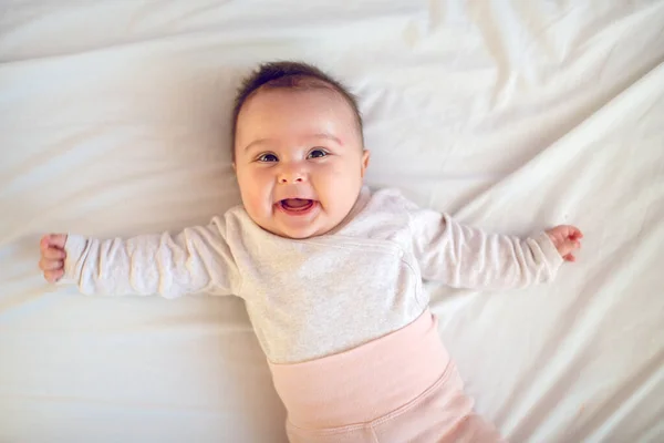 Porträtt Lycklig Liten Nyfödd Flicka Ovanifrån — Stockfoto