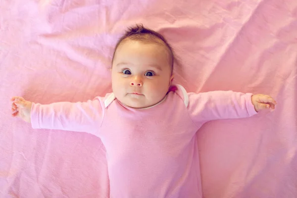 Porträtt Lycklig Liten Nyfödd Flicka Ovanifrån — Stockfoto