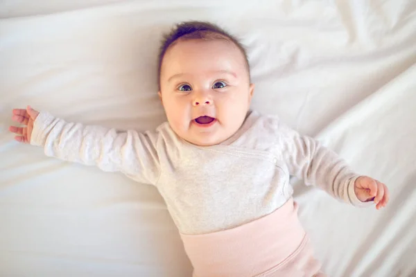 Retrato Una Niña Recién Nacida Feliz — Foto de Stock