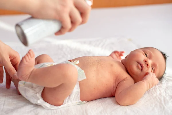 Mutter Gießt Thermalwasser Auf Die Haut Des Neugeborenen — Stockfoto