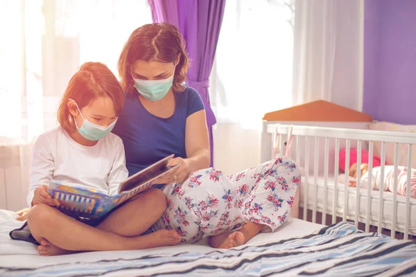 Mãe Com Crianças Lendo Livro Fazendo Atividades Casa Com — Fotografia de Stock