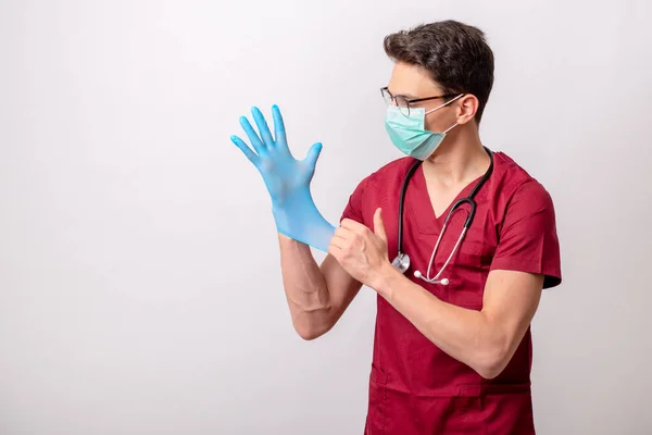 Joven Voluntario Poner Guantes Quirúrgicos —  Fotos de Stock