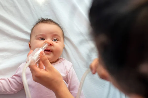 Bebeğinin Burnunu Temizlemek Için Burnunu Pompalayan Şefkatli Anneye Yakın Durun — Stok fotoğraf
