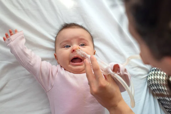 Close Mãe Carinhosa Com Bomba Nasal Para Limpar Nariz Bebê — Fotografia de Stock