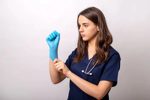 Joven Voluntario Poner Guantes Quirúrgicos —  Fotos de Stock