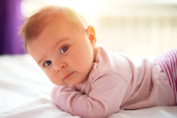 Lindo Bebé Tres Meses Edad Niña Una Cama Sobre Vientre —  Fotos de Stock