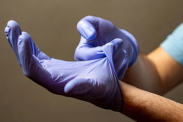 Krok Strony Wyrzucając Niebieskie Jednorazowe Rękawice Medyczne Izolowane Białym Tle — Zdjęcie stockowe
