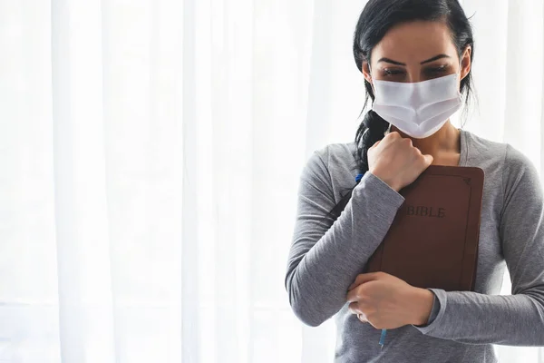 Ritratto Donna Con Una Maschera Chirurgica Sul Viso Una Bibbia — Foto Stock