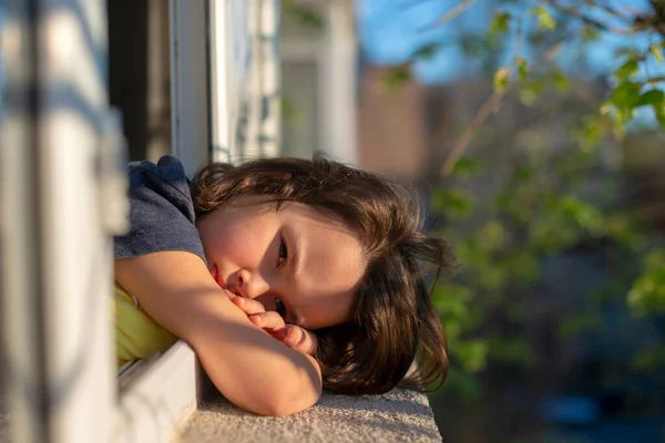 Primer Plano Del Retrato Niña Molesta Mirar Lejos Ventana Pensando —  Fotos de Stock