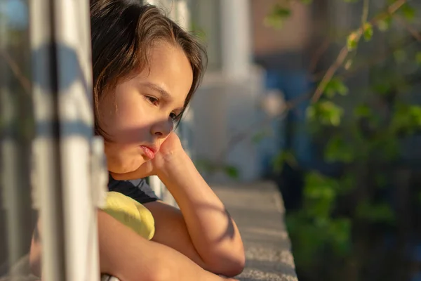 Küçük Üzgün Kızın Portresini Kapat Pencereden Uzaklara Bak Sorunları Düşün — Stok fotoğraf