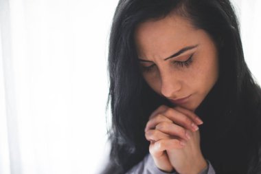 Dua eden kadın portresi