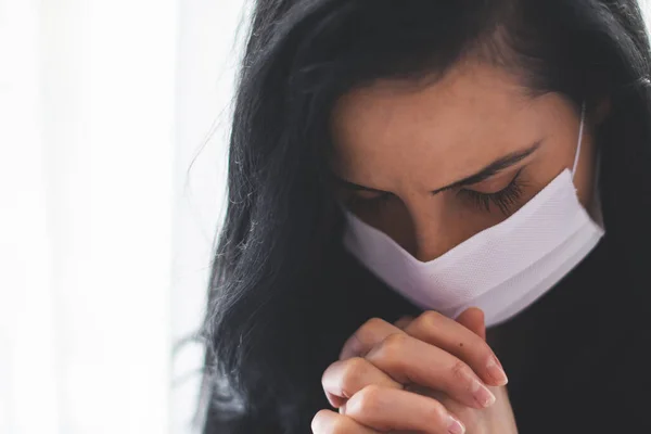 Portret Van Een Vrouw Met Chirurgisch Masker Biddend — Stockfoto