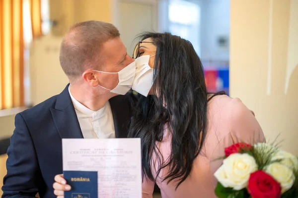 Galati Romênia Abril 2020 Casal Apaixonado Acaba Casar Uma Pandemia — Fotografia de Stock