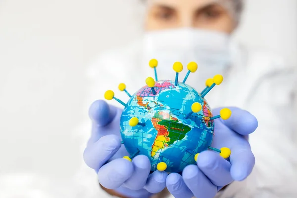 Pandemi Coronavirus Dunia Ilmuwan Wanita Memegang Tangannya Bola Bumi Yang — Stok Foto
