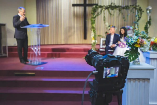 Jovens Casados Recebendo Bênção Pastor Mantendo Distância Social Durante Pandemia — Fotografia de Stock