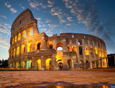 İtalya, Roma 'daki Colosseum' un gece manzarası. Roma mimarisi ve dönüm noktası. Roma Kolezyumu, Roma ve İtalya 'nın başlıca ilgi alanlarından biridir.
