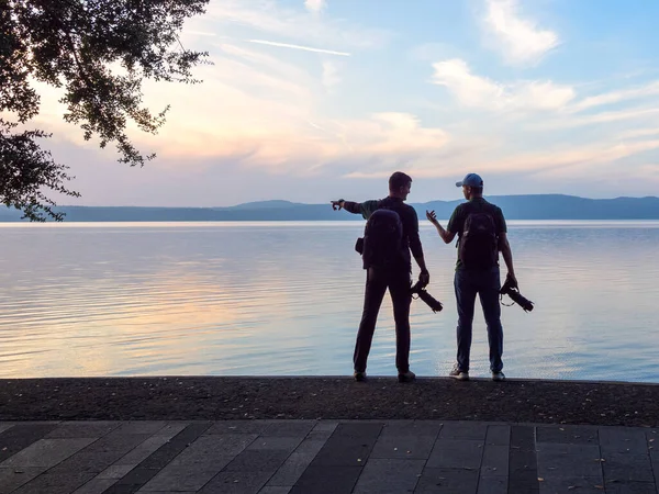 Silhouetten Zweier Männer Die Mit Kameras Den Sonnenuntergang See Filmen — Stockfoto