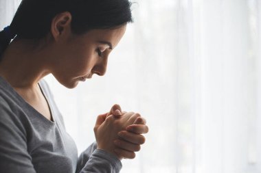 Dua eden kadın portresi