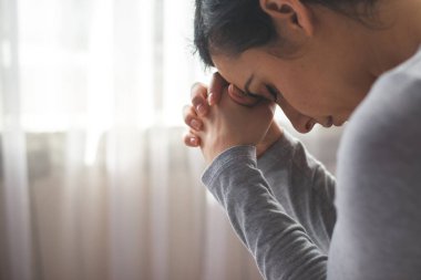 Dua eden kadın portresi