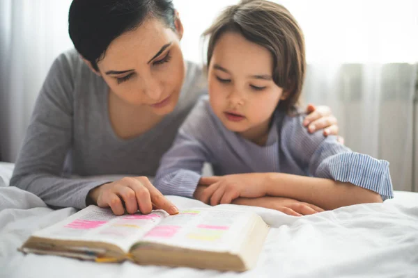 Madre Hija Leyendo Biblia Orando Rodillas Cerca Cama —  Fotos de Stock