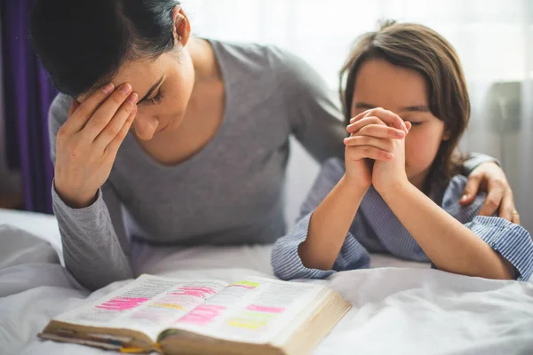 Mère Fille Lisent Bible Prient Genoux Près Lit — Photo